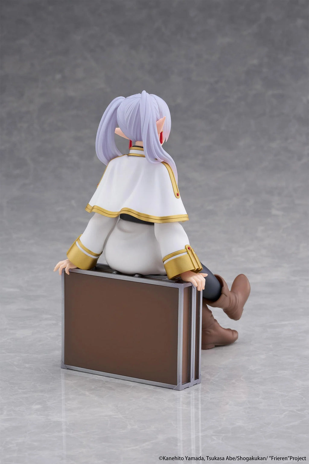 Frieren: Beyond Journey's End Frieren: Trunk Case Ver. Desktop Cute Figure (Re-run)